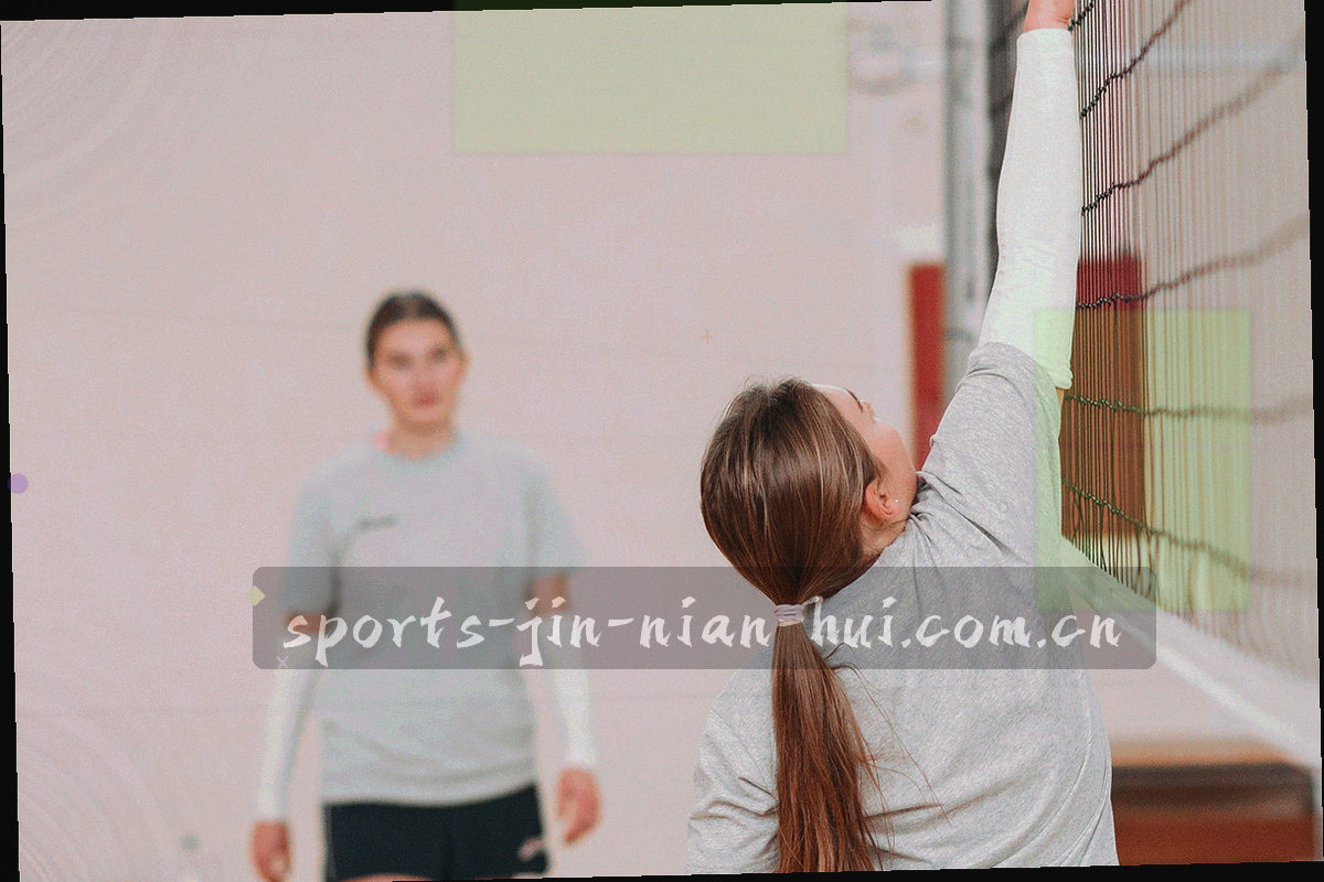 夜间场馆外立面与入口动线，低机位广角拍摄，人流以剪影呈现，无人物特写